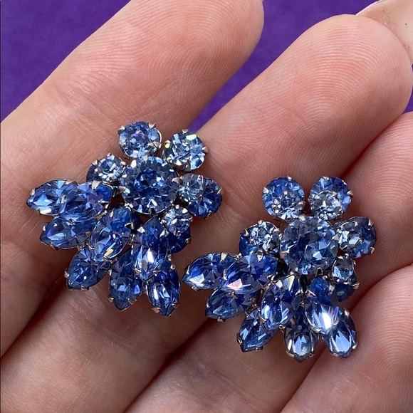 💛 Vintage Sherman Blue Crystal Flower Cluster Screw Back Earrings - Picture 2 of 5